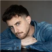 Attore formato a Teatro Azione ed acting coach con esperienza su set cinematografici con adolescenti e giovani attori/attrici.